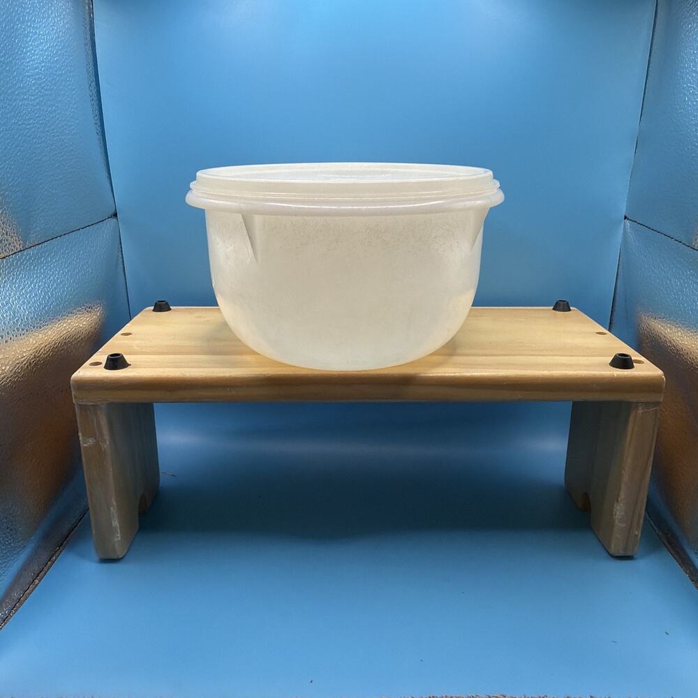 Tupperware Vintage Mixing Bowl With Lid. 271-3 Bowl 228-19 Lid.